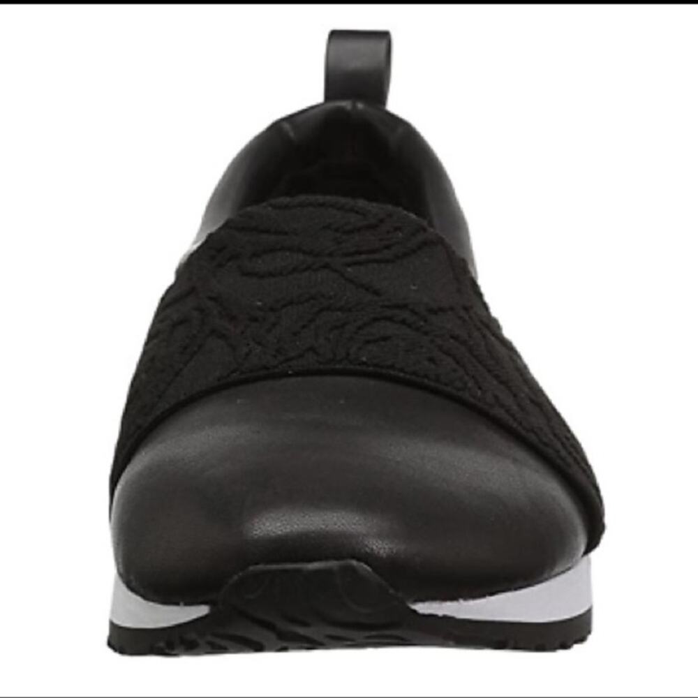 NIB Taryn Rose Charlotte Leather Slip On Sneakers Black White Size 5
